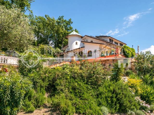 Villa vista mare con piscina in vendita in Liguria