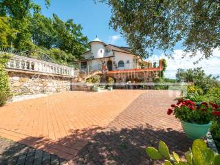 Villa vista mare con piscina in vendita in Liguria