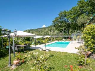 Villa vista mare con piscina in vendita in Liguria