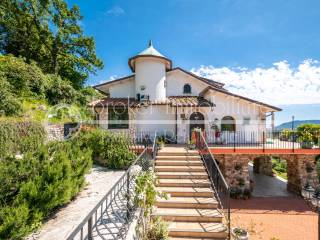 Villa vista mare con piscina in vendita in Liguria