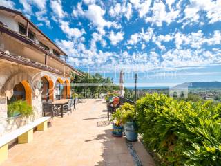 Villa vista mare con piscina in vendita in Liguria