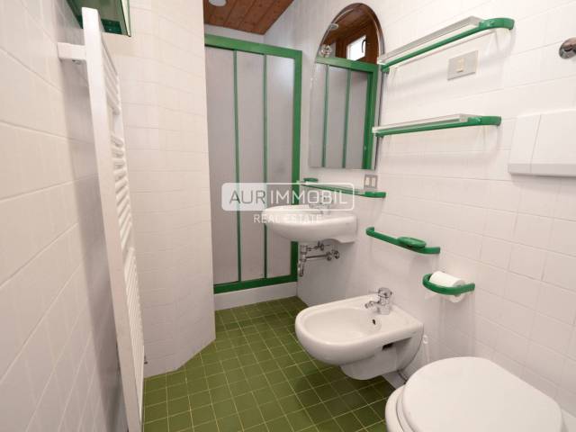 13 AUR1502 Bathroom 1 web