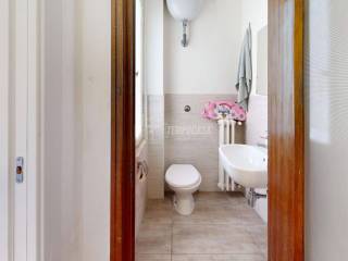 Viale-Unita-dItalia-Bathroom 2