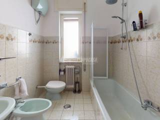 Viale-Unita-dItalia-Bathroom