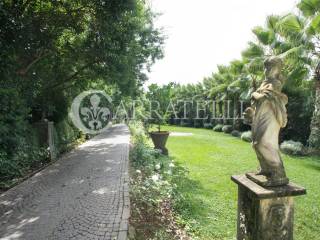 Villa immersa nel verde a Roma