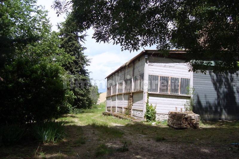 FERMO-CASALE DI CAMPAGNA-.LATO GARAGE-JPG