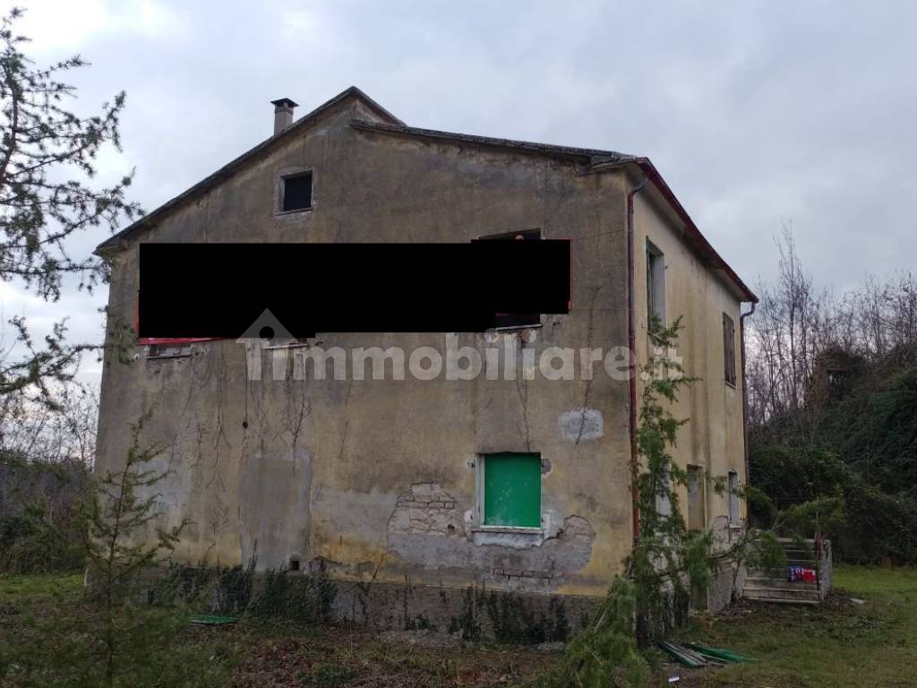 04 ASCOLI PICENO -Terreno di 14 ettari con fabbric