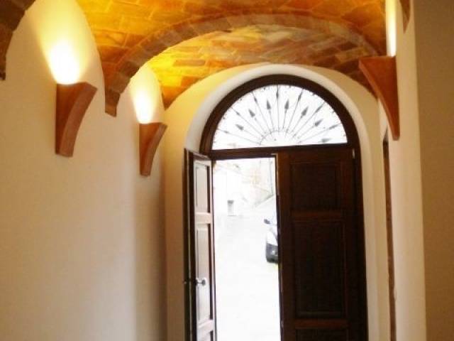 ingresso palazzo Del borgo (480x640).jpg