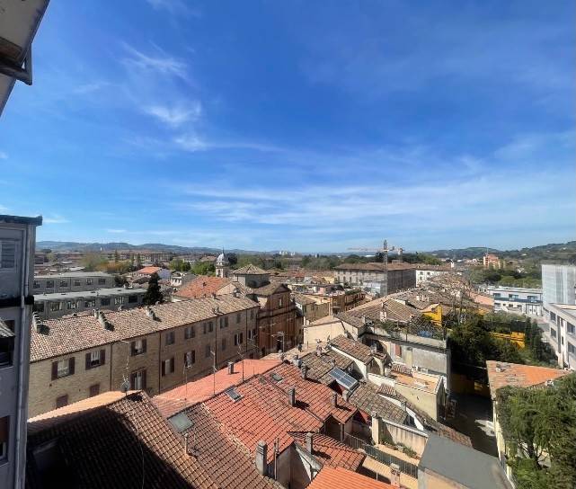 Quadrilocale via camillo benso di cavour, centro storico, pesaro