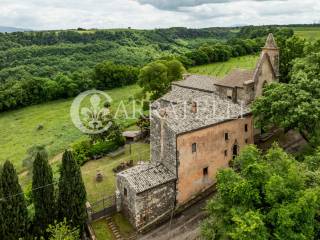 Casale in campagna con chiesa