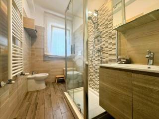 Bagno finestrato con box doccia