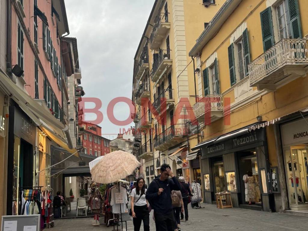 Negozio di abbigliamento via del prione 184, centro storico, la spezia