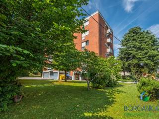 FACCIATA PALAZZINA CON PARCO CONDOMINIALE