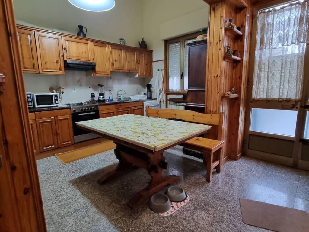 Villa unifamiliare, da ristrutturare, 210 m², centro, viareggio