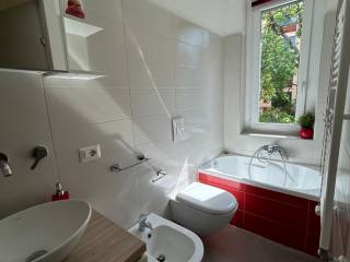 secondo bagno finestrato con vasca