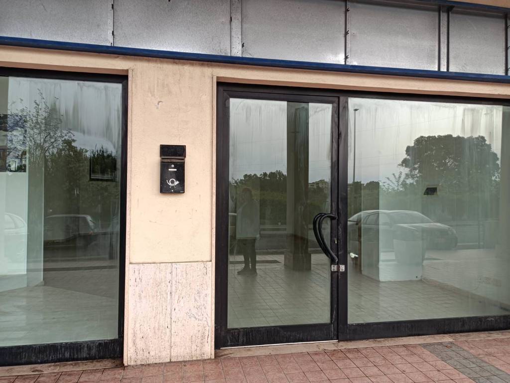 Locale commerciale via giulio cesare, centro storico, latina
