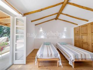 Double bedroom with independent access