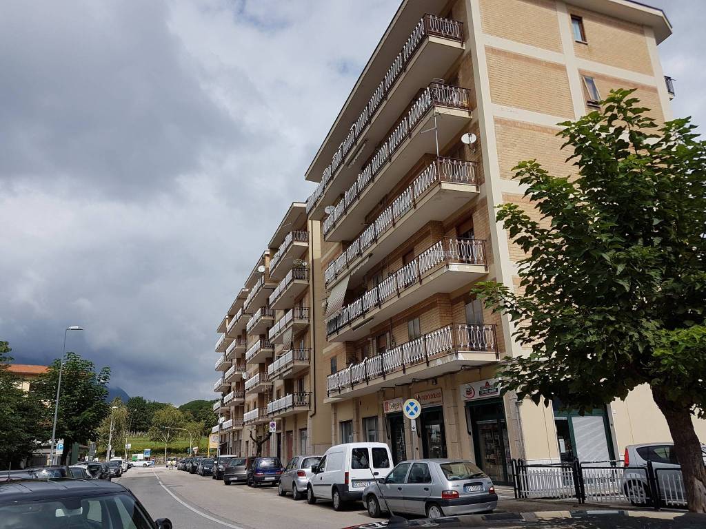 Locale commerciale via brigata avellino, emanuele ii, c. colombo, morelli e silvati, avellino