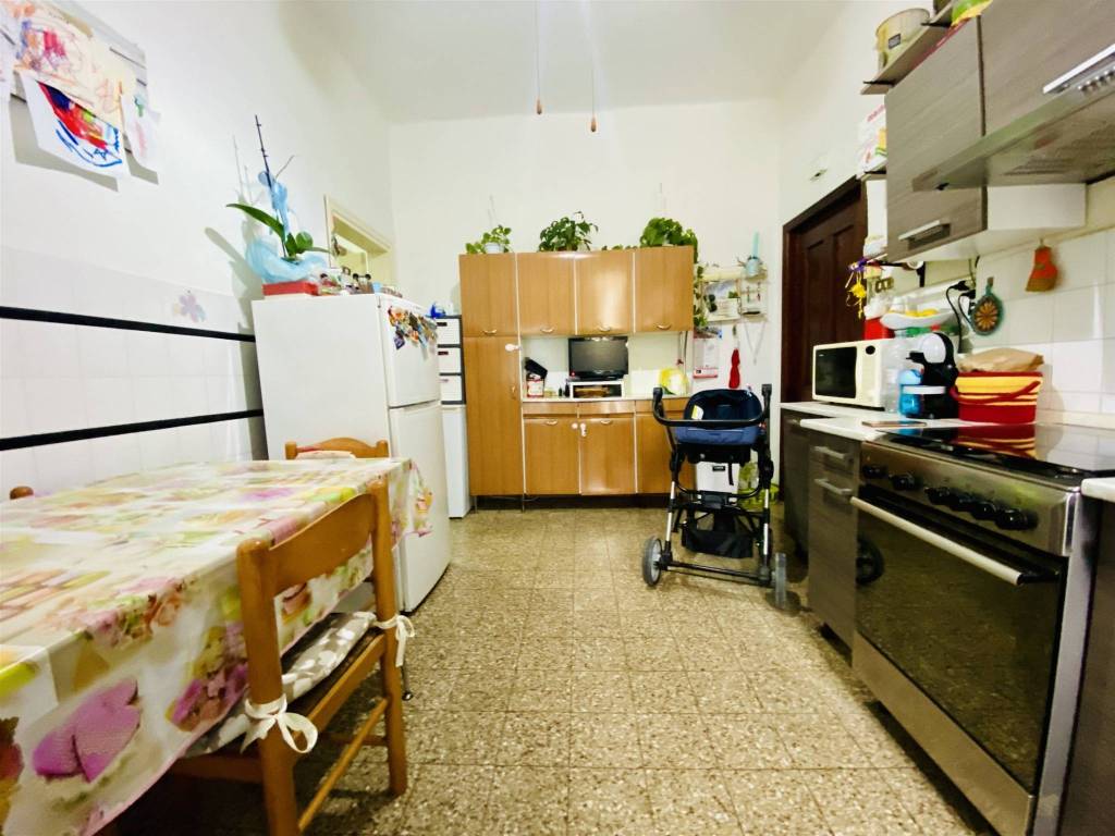 Rent Apartment Lucca. 4room flat in viale San Gemignano 37. Good