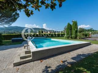 Villa con dependance e piscina a Capannori 