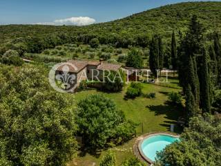 Borgo in pietra con piscina e terreno nel Chianti