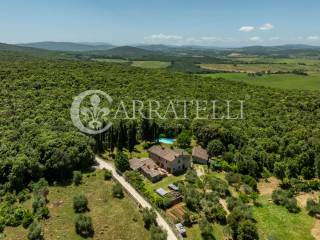 Borgo in pietra con piscina e terreno nel Chianti