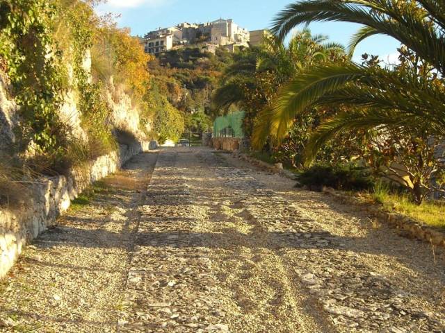 Villa singola in pietra con piscina