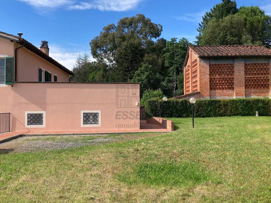 vendesi casa colonica ristrutturata con giardinoIM