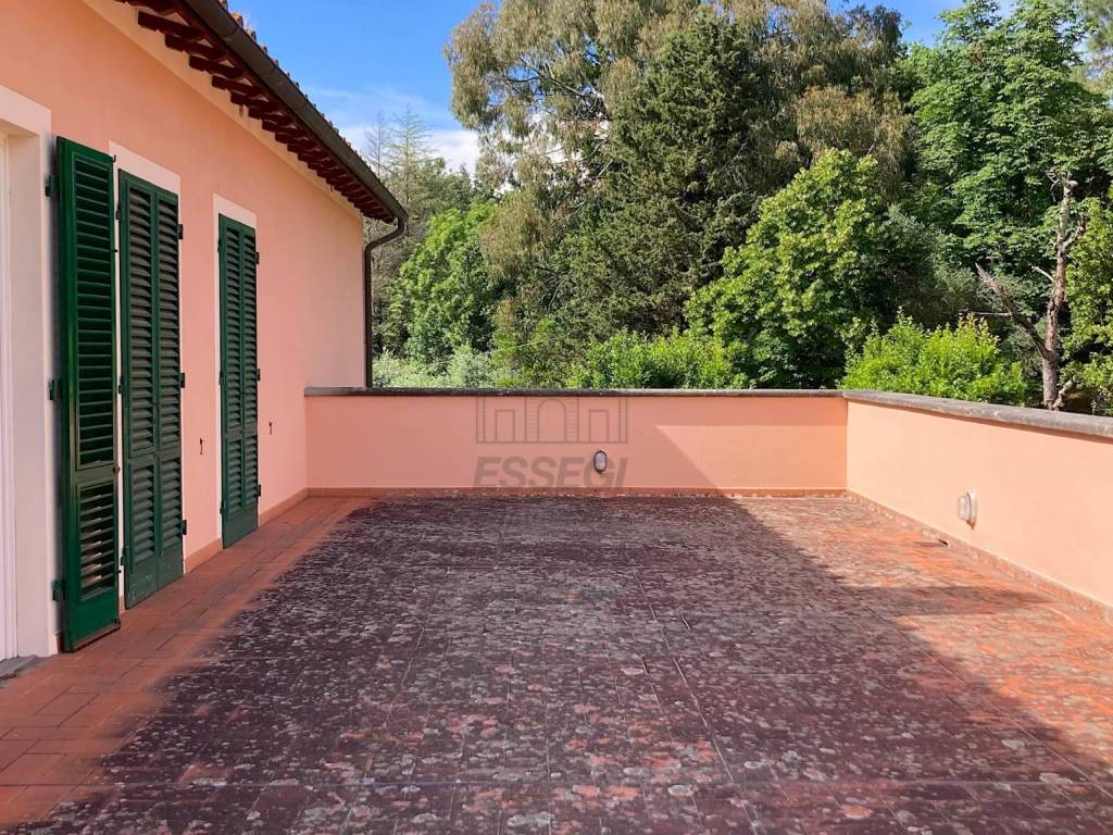 vendesi casa colonica ristrutturata con giardinoIM