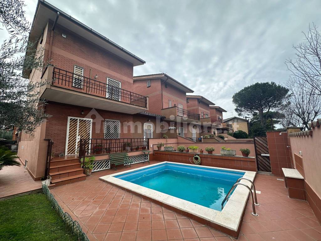 Villa plurifamiliare via Sofocle, Axa, Roma