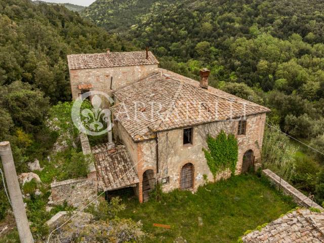 Casali da ristrutturare a Sovicille Siena