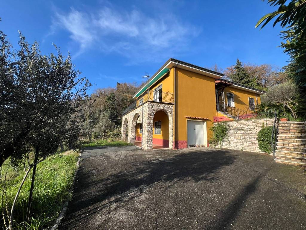 Villa unifamiliare, da ristrutturare, 184 m², baia blu, pozzuolo, tre strade, lerici