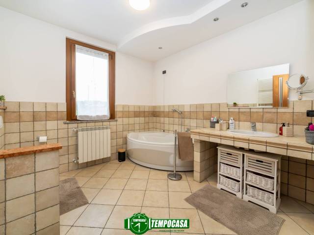 BAGNO CON VASCA E BOX DOCCIA