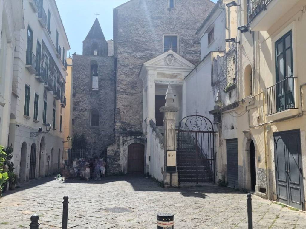 Bilocale larghetto san pietro a corte 7, centro storico - teatro verdi, salerno