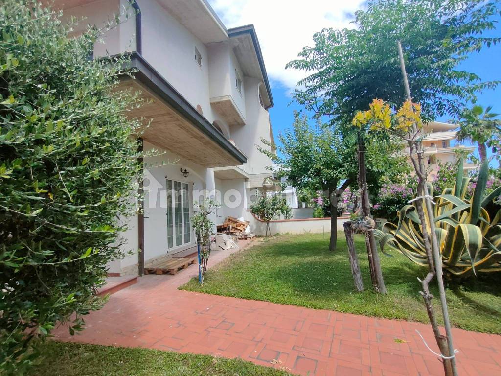 Vendita Villa Bifamiliare In Via Corradino D Ascanio 22 Tortoreto Vendita Villa Bifamiliare In Via Corradino D Ascanio 22 Tortoreto