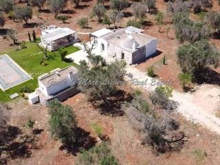 Trullo con lamia e piscina