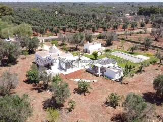 Trullo con lamia e piscina