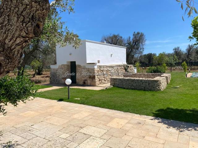 Trullo con lamia e piscina