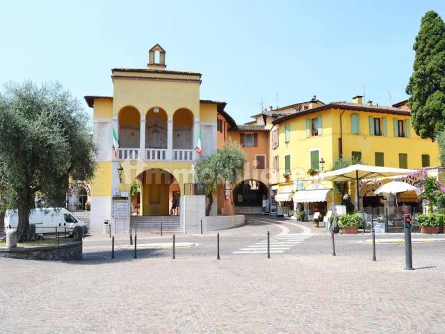 piazza Gardone lungolago