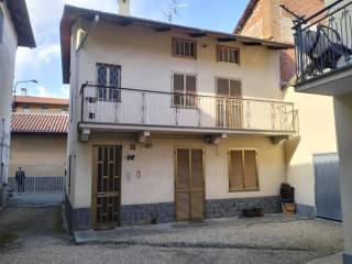 Fronte casa interno cortile