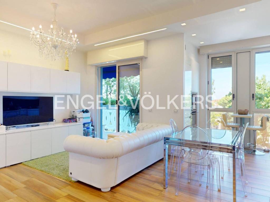 Rent Apartment Rimini. 4room flat in via Flaminia 183/B. Excellent condition, third floor