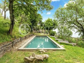 Casale panoramico con piscina a Cortona