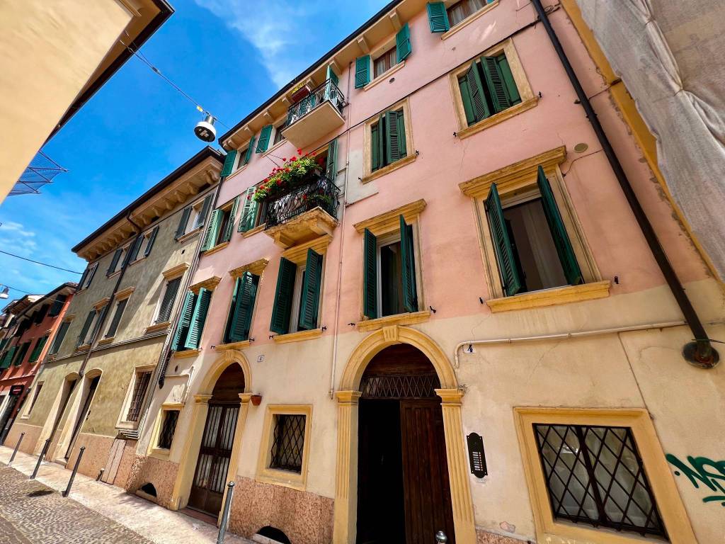 Bilocale vicolo campanile filippini 4, centro storico, verona