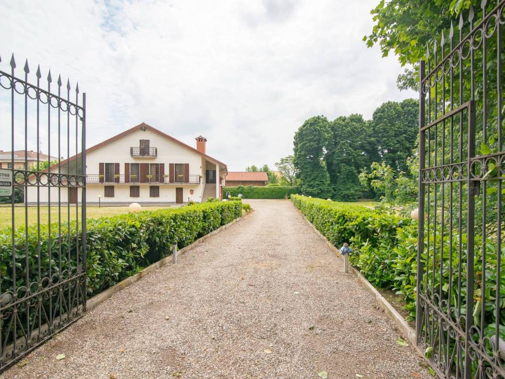 Villa unifamiliare corso giacomo brodolini 82, corso genova, esselunga, vigevano