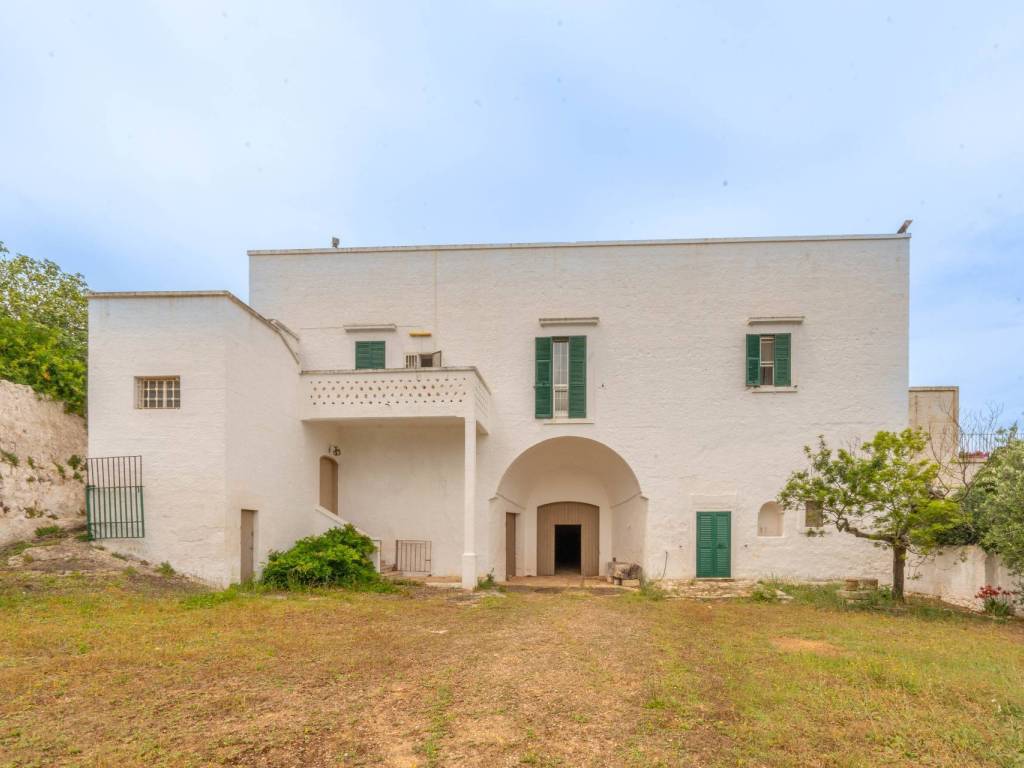 Rustico c.da morrone sn, via ludovico, corso umberto i, vittorio emanuele, ostuni