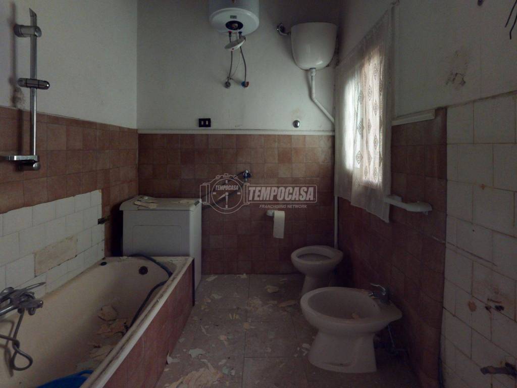 Via-Pisacane-Bathroom 1