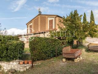 Podere con piscine e terreno a Casole d Elsa