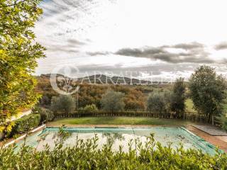 Podere con piscine e terreno a Casole d Elsa