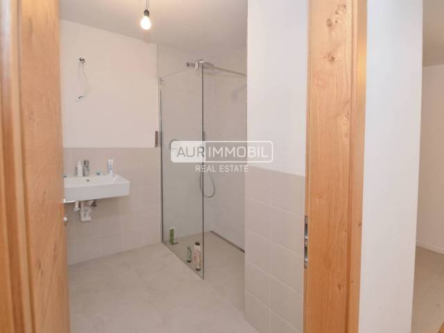 9 AUR1479-6 Bathroom 1 web