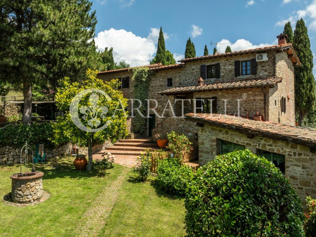 Casale con piscina panoramica e terreno a Reggello